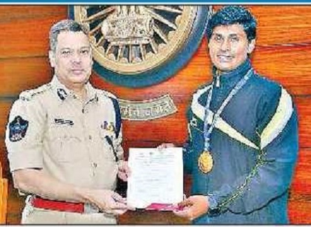 ఈత పోటీల విజేతకు సీపీ అభినందన