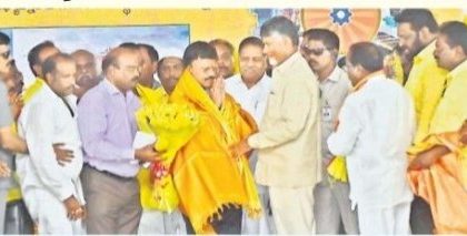 జిల్లాను అగ్రపధాన నిలిపారంటూ లక్ష్మీకాంతంకు సిఎం  ప్రశంసలు