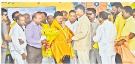 జిల్లాను అగ్రపధాన నిలిపారంటూ లక్ష్మీకాంతంకు సిఎం  ప్రశంసలు