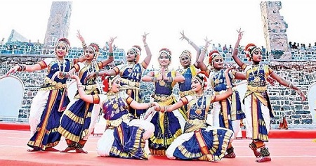 ఉత్సవాల సందడి.. సందర్శకుల సవ్వడి