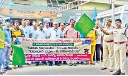 రహదారి నిబంధనలను పాటించాలి