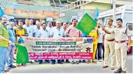 రహదారి నిబంధనలను పాటించాలి