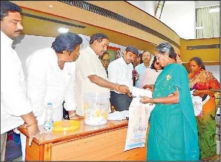 లబ్ధిదారులకు లాటరీ ద్వారా ఇళ్ల కేటాయింపు
