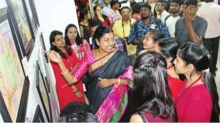 ఆకట్టుకున్న మహిళా చిత్రకళా ప్రదర్శన