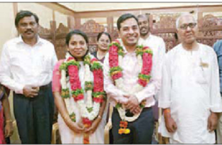 నిరాడంబరంగా ఐఏఎస్ జంట వివాహం
