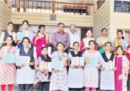 మహిళా ఫెస్ట్ లో న్యాయ విద్యార్థులకు బహుమతులు