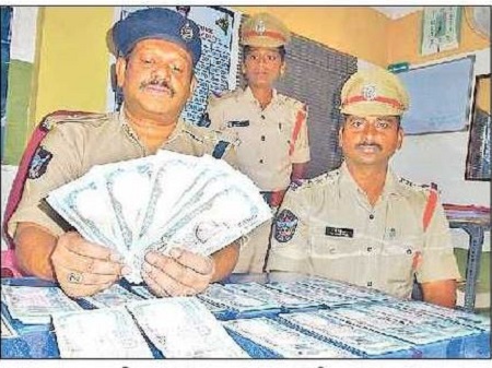 రద్దయిన విదేశీ కరెన్సీ మార్చబోయి.. కటకటాలపాలైన యువకులు..!
