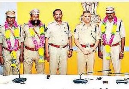 ఉద్యోగ విరమణ చేసిన సిబ్బందికి సత్కారం