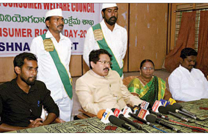 వినియోగదారులను చైతన్యవంతులను చేయాలి