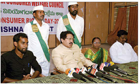 వినియోగదారులను చైతన్యవంతులను చేయాలి