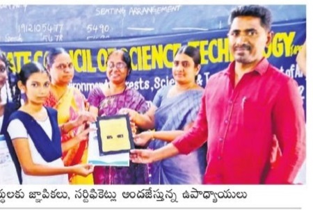 వ్యాసరచన పోటీల్లో విజేతలకు జ్ఞాపికల ప్రదానం