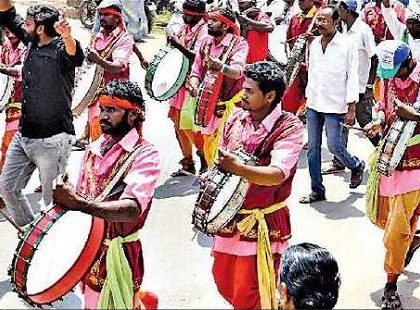 జజ్జనకర జనారే.. డప్పులకు డిమాండే..!
