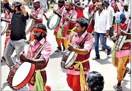 జజ్జనకర జనారే.. డప్పులకు డిమాండే..!