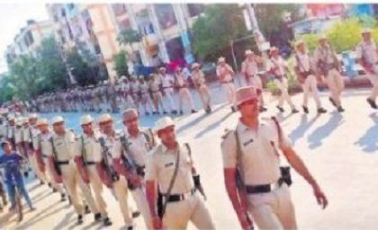 కాలనీ, కొత్తూరు తాడేపల్లిలో పోలీస్ బలగాల కవాతు