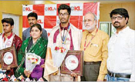 చదువుతో పాటు క్రీడలకూ సమ ప్రాధాన్యత
