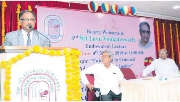 న్యాయవాదులు బాధ్యతగా వ్యవహరించాలి