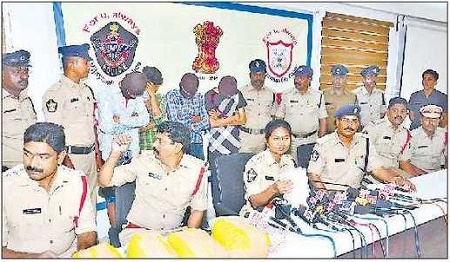 గంజాయి రవాణా.. గొలుసు చోరీలు..