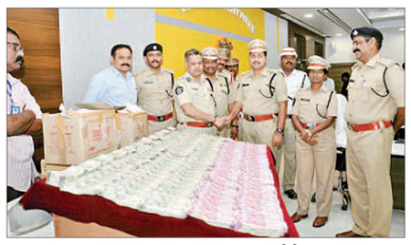 రూ.కోటికి పైగా అనధికార సొమ్ము పట్టివేత