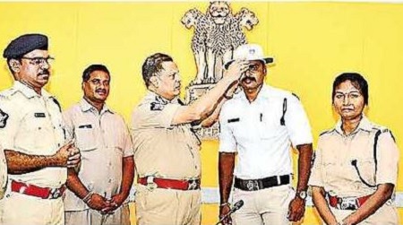 ట్రాఫిక్ పోలీసులకు టోపీలను పంపిణీ