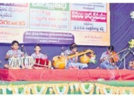 అలరించిన చిన్నారుల సంగీత కదంబం