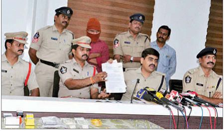 ఉద్యోగాల పేరిట దగా!