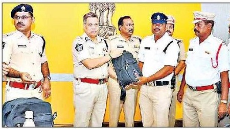ట్రాఫిక్ పోలీసులకు వేసవి కిట్లు