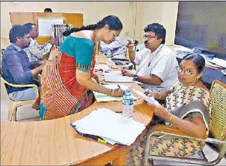 కొనసాగుతున్న పోస్టల్ బ్యాలెట్
