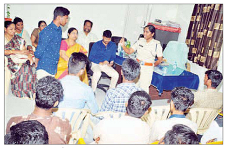 33 మంది ఈవ్ టీజర్లకు కౌన్సిలింగ్