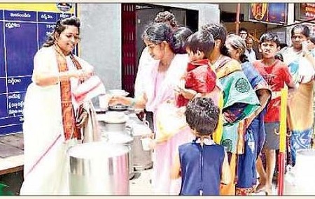 దుర్గమ్మ భక్తులకు మజ్జిగ పంపిణి