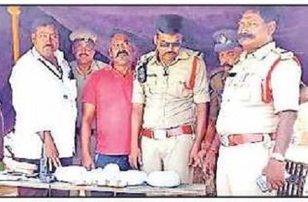 36 కిలోల వెండి, రూ.3 లక్షల నగదు స్వాధీనం