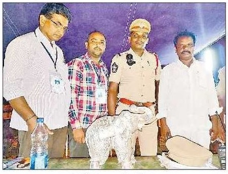 వెండి ఏనుగు విగ్రహం స్వాధీనం