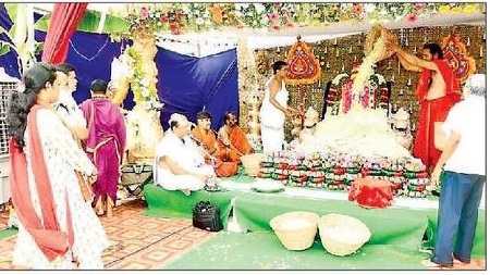 దుర్గమ్మకు కాగడామల్లి, జాజులతో అర్చన