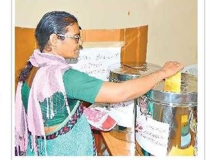 పోస్టల్ బ్యాలెట్ వినియోగించుకున్న ఉద్యోగులు
