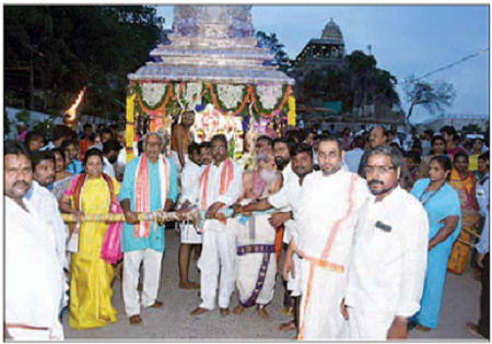 వెండి రథంపై ఆది దంపతులు