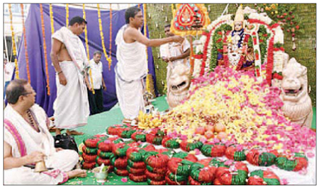 ఎర్ర గులాబీలతో దుర్గమ్మకు పుష్ప మహోత్సవం