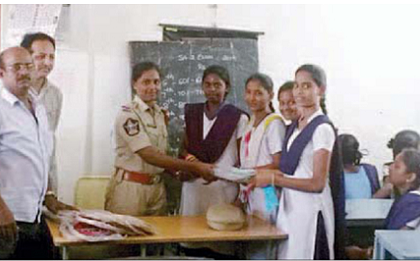 స్పోర్ట్స్ కిట్లు వితరణ