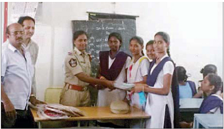 స్పోర్ట్స్ కిట్లు వితరణ