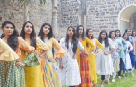 కొండపల్లి ఖిల్లాలో ఫ్యాషన్ హొయలు..