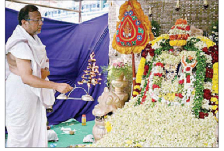 దుర్గమ్మకు  పుష్పార్చన