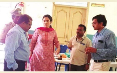 ఈవీఎంలో బ్యాలెట్‌ లోడింగ్ పరిశీలించిన కలెక్టర్