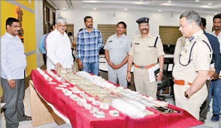 టాస్క్ ఫోర్స్ దాడిలో అక్రమ వెండి, నగదు పట్టివేత