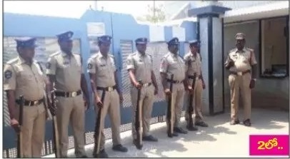 పోలీసు వలయంలో... ఓట్ల లెక్కింపు కేంద్రం