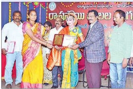 అన్ని రంగాల్లో రాణిస్తేనే ఉజ్వల భవిష్యత్తు