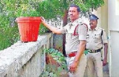 పక్షుల దాహార్తి తీర్చేoదుకు కుండీలు