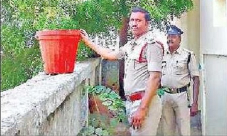 పక్షుల దాహార్తి తీర్చేoదుకు కుండీలు