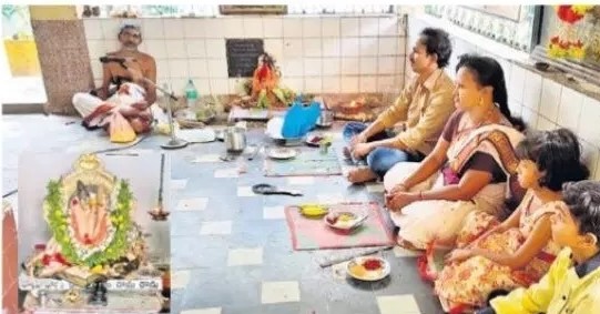 వీరాంజనేయ స్వామికి కుంకుమార్చన