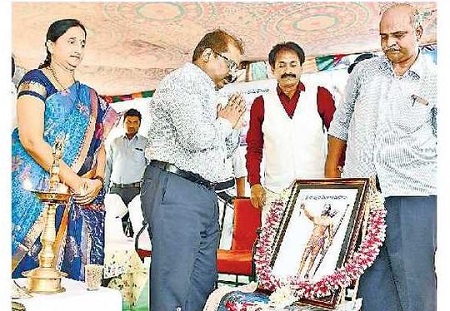 అల్లూరి పోరాటాల నుంచి స్ఫూర్తి పొందాలి