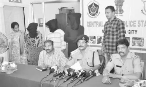 చోరీలకు పాల్పడుతున్న ముగ్గురి అరెస్టు