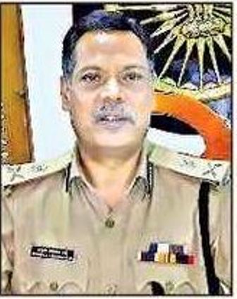 బారికేడ్లు పెట్టినా ఆగని వాహనదారులు
