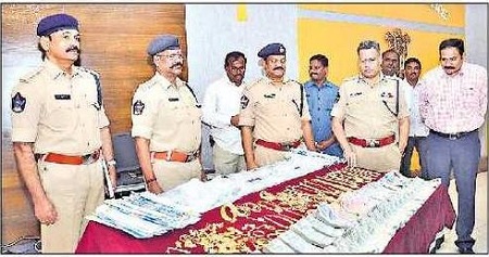 బంగారం, వెండి ఆభరణాలు పట్టివేత